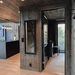 Modern Mountain - Outdoor Hot Tub - 8 Beds Torpo