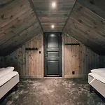 Modern Mountain - Outdoor Hot Tub - 8 Beds *