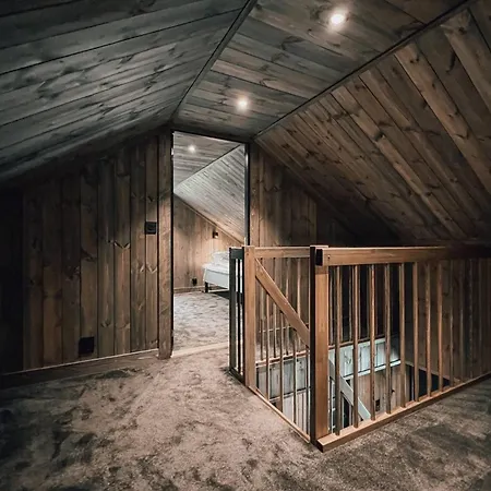 Modern Mountain - Outdoor Hot Tub - 8 Beds *
